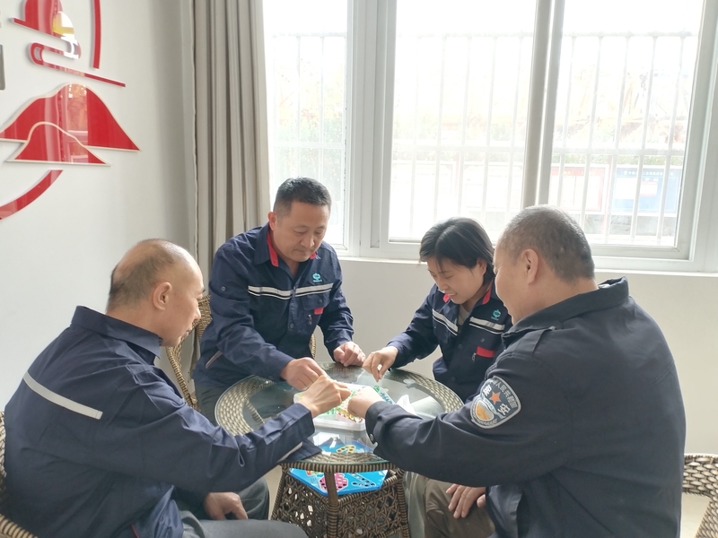 2025.4.29建筑装备公司开展庆五一.迎五四跳棋活动2.jpg